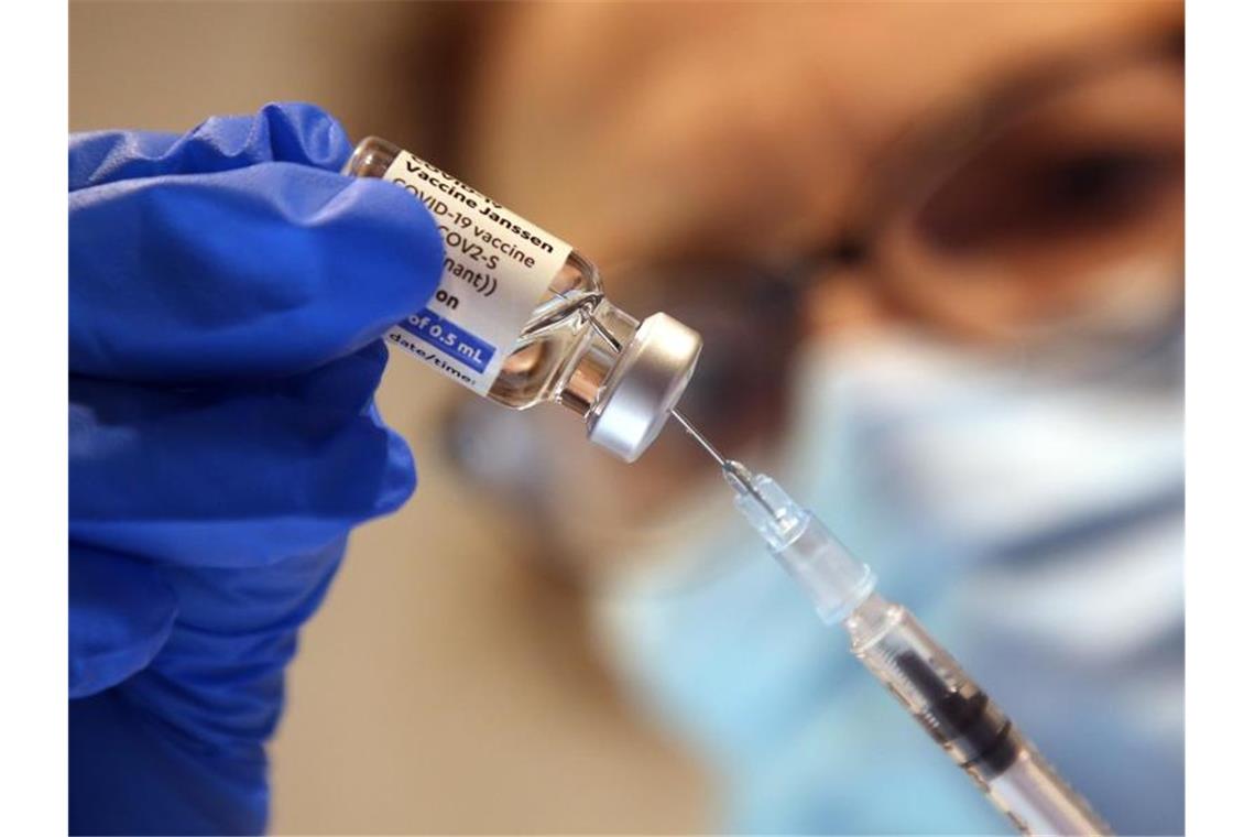 Eine Milliarde Corona-Impfungen in der Europa-Region Eine Arzthelferin zieht eine Spritze mit dem Corona-Impfstoff Janssen von Johnson & Johnson auf. (Archivbild). Foto: Wolfgang Kumm/dpa