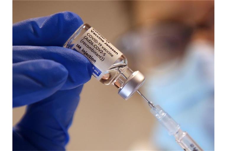 Eine Arzthelferin zieht in einer Praxis eine Spritze mit dem Corona-Impfstoff Janssen von Johnson-&-Johnson auf. Foto: Wolfgang Kumm/dpa
