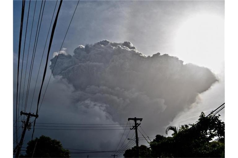 Eine Aschewolke steigt auf nachdem der Vulkan La Soufriere auf der östlichen Karibikinsel St. Vincent ausbricht. Foto: Kepa Diez Ara/AP/dpa