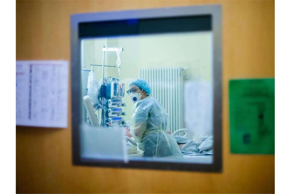 Omikron spielt in Deutschland eine immer größere Rolle Eine Assistenzärztin betreut auf der Intensivstation des Gemeinschaftskrankenhauses Havelhöhe einen Covid-19-Patienten. Foto: Christoph Soeder/dpa