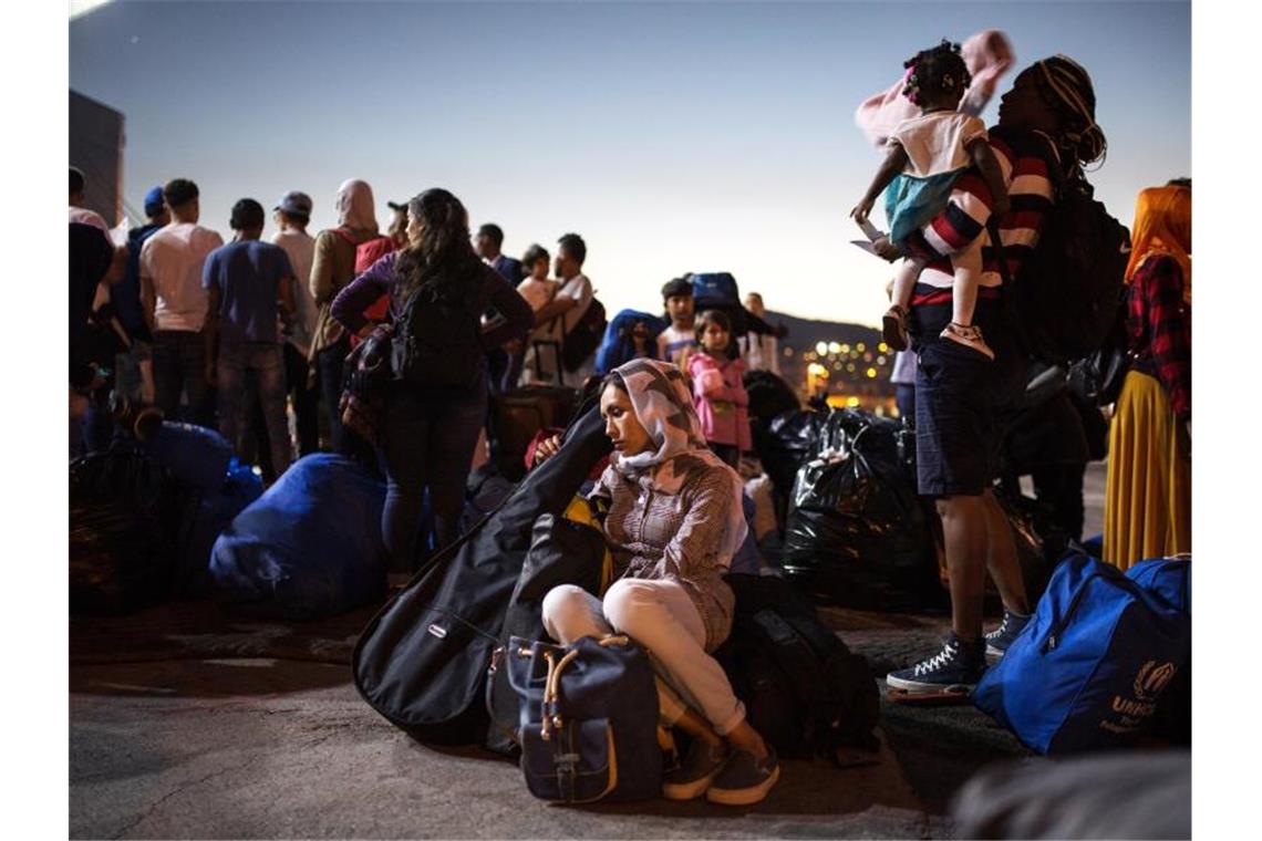 Eine Asylsuchende wartet darauf, vom Hafen von Mitilini mit einer Fähre nach Athen zu gelangen. Foto: Socrates Baltagiannis