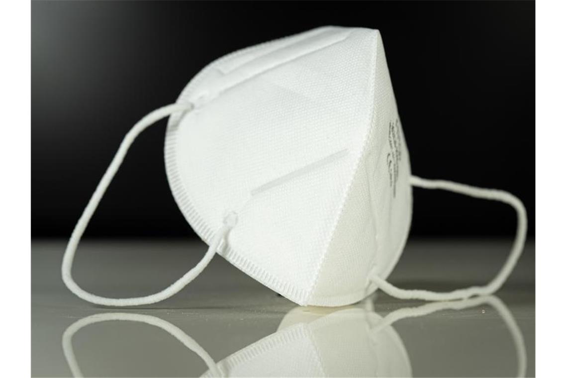 Eine Atemschutzmaske liegt auf einem Tisch. Foto: Friso Gentsch/dpa/Symbolbild