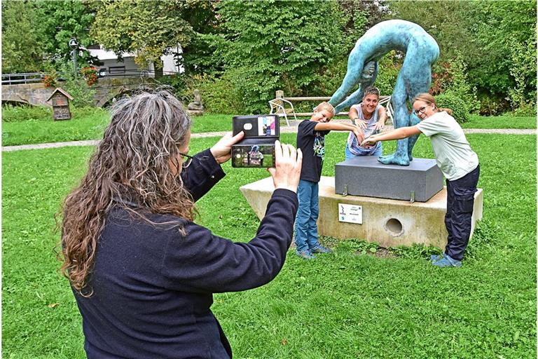 Eine Aufgabe beim Quiz lautet, ein kreatives Foto mit der Bronzeskulptur „Wasserwelle“ von Ubbo Enninga im Ochsengarten aufzunehmen. Kein Problem für dieses Team: Carmen Schlichenmaier fotografiert Lukas, Melanie und Celina Schmoll (von links). Fotos: Tobias Sellmaier