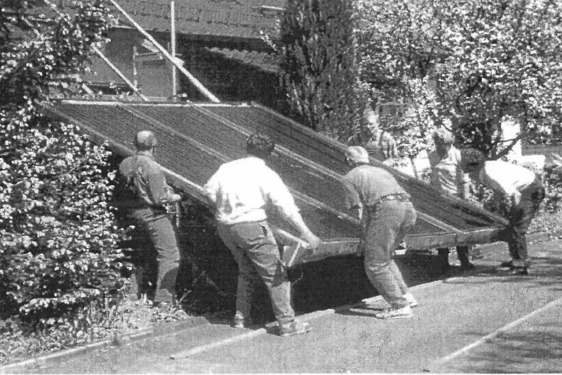 Eine Aufnahme aus den Anfangszeiten um 1995: Damals half man sich im Weissacher Tal gegenseitig, die Solaranlage für die Brauchwassernutzung auf den Dächern zu installieren.