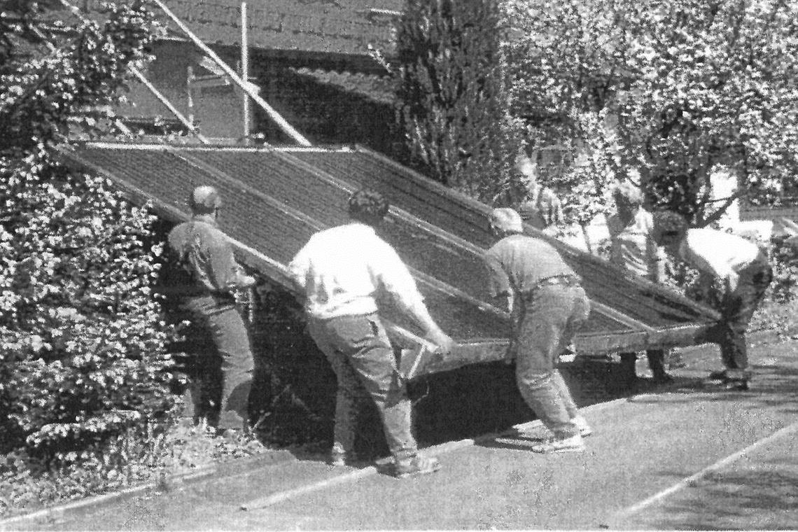 Eine Aufnahme aus den Anfangszeiten um 1995: Damals hat man sich im Weissacher Tal gegenseitig geholfen, die Solaranlage für die Brauchwassernutzung auf den Dächern zu installieren.