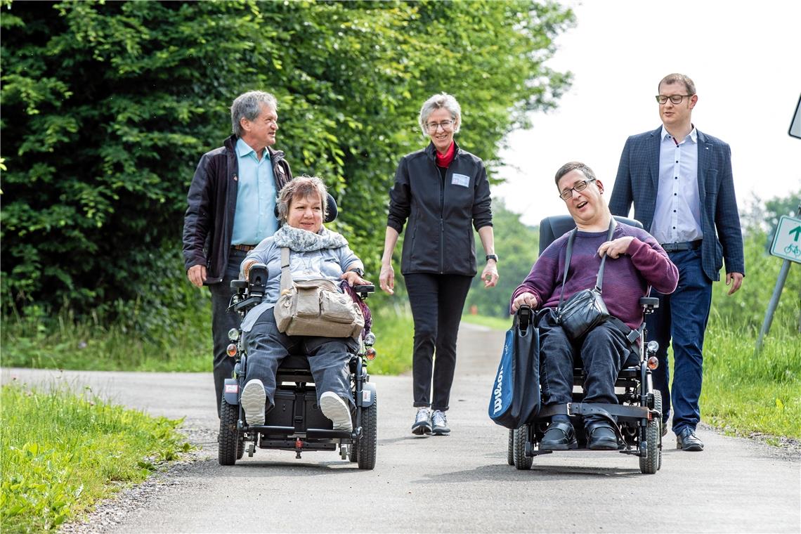 Eine Aufnahme aus Zeiten der ersten Projektphase im Juni 2020 auf der verlängerten Olgastraße in Berglen-Ödernhardt (von links): Damaliger Naturparkgeschäftsführer Bernhard Drixler, Ines Vorberg, Andrea Bofinger, die das Projekt in dieser Zeit mitbegleitet hat, Simon Maier und Maximilian Friedrich, zu dieser Zeit noch Bürgermeister von Berglen. Foto: Benjamin Beytekin