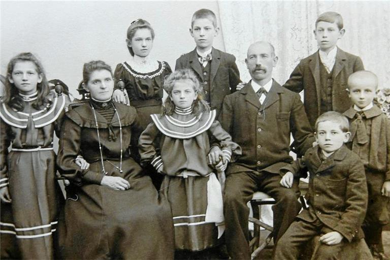 Eine Aufnahme der Familie Jernß zeigt die Eltern sitzend mit ihren sieben Kindern. Emma Jernß ist das Mädchen hinten links. Foto: Archiv