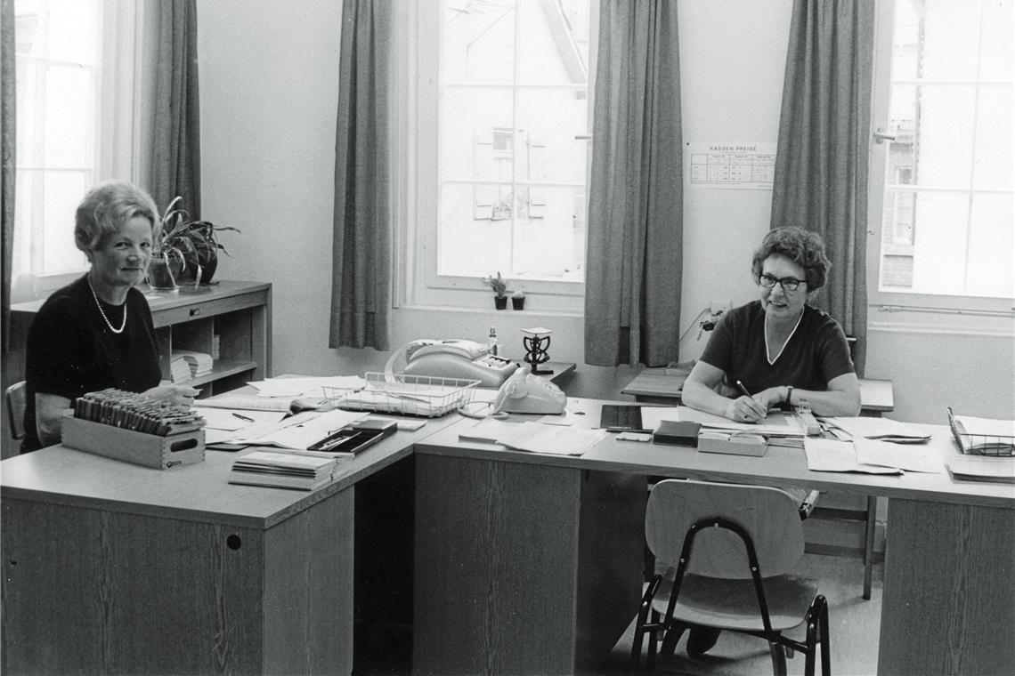 Eine Aufnahme, die zu einem BKZ-Artikel am 2. November 1968 veröffentlicht wurde: Blick ins Geschäftszimmer der VHS mit den Mitarbeiterinnen namens Ilse Wagner (Geschäftsführerin ab 1971) und Frau Bohner. Foto: hp