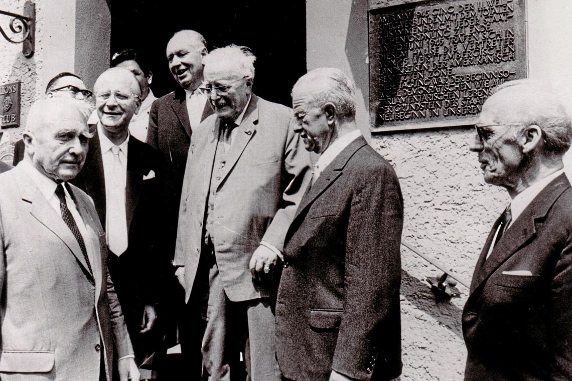 Eine Aufnahme von der Landrätekonferenz am 20. Juni 1945 gibt es nicht. Aber viele Jahre später, 1970, kamen Teilnehmer des damaligen Treffens noch einmal in Murrhardt und der Sonne-Post zusammen. Am Gebäude ist bereits eine Tafel über die Konferenz (oben rechts) angebracht, die auch heute noch am wiederaufgebauten Haus zu finden ist. Fotos: Carl-Schweizer-Museum