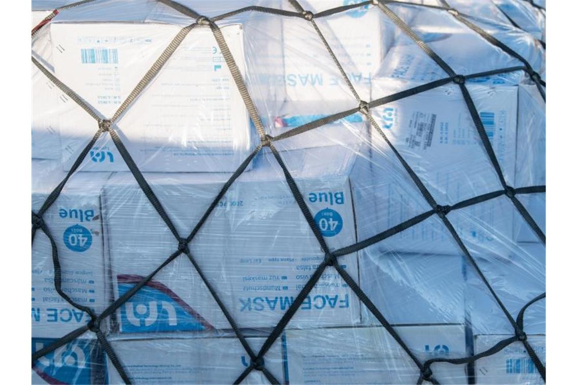 Bundesregierung erwartet 40 Millionen Corona-Schutzmasken Eine aus China kommende Palette mit Schutzmasken auf dem Flughafen von München. Foto: Matthias Balk/dpa