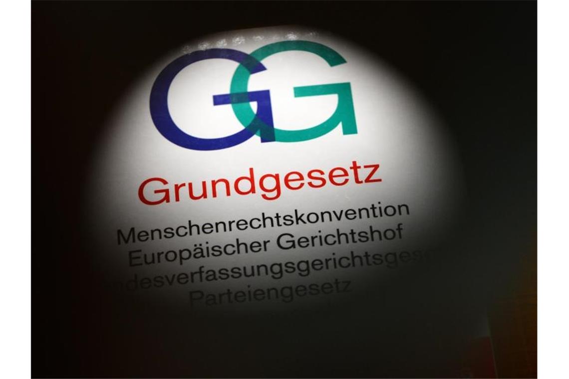 Kretschmann: Bundesverfassungsgericht stärkt Grundgesetz Eine Ausgabe des Grundgesetzes. Foto: Jens Kalaene/Archiv