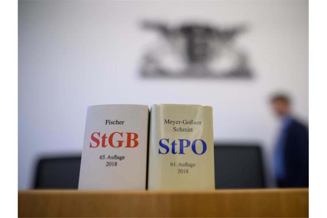 Mann im Paketbomben-Prozess freigesprochen Eine Ausgabe des Strafgesetzbuchs und der Strafprozessordnung stehen in einem Gerichtssaal. Foto: Sebastian Gollnow/dpa/Symbolbild