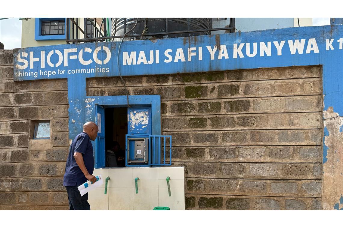 Eine Ausgabestelle der Organisation Shofco für sauberes Trinkwasser in Kibera. (Archivbild)