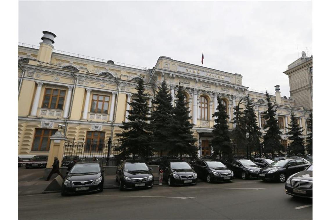 Finanzmärkte durch Sanktionen gegen Russland belastet Eine Außenansicht des Gebäudes der russischen Zentralbank in Moskau. Foto: Yuri Kochetkov/EPA/dpa/Archivbild
