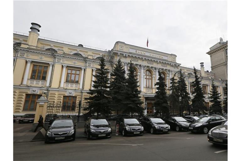 Eine Außenansicht des Gebäudes der russischen Zentralbank in Moskau. Foto: Yuri Kochetkov/EPA/dpa/Archivbild