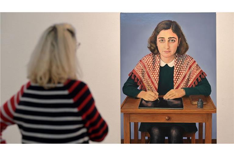 Eine Ausstellung im Potsdamer Museum Fluxus+ zeigt Anne Frank mit Kufiya - auch Palästinensertuch genannt - und sorgt für Kritik.