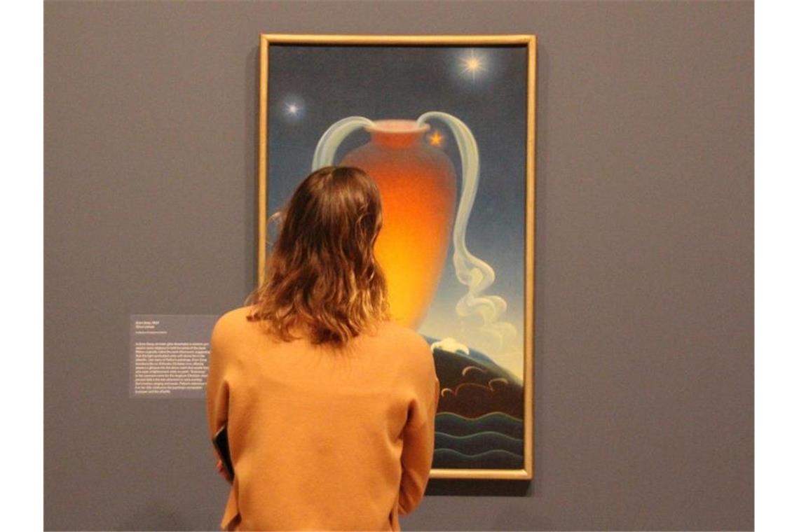 Eine Ausstellungsbesucherin betrachtet das Kunstwerk Even Song von Agnes Pelton (1881-1961). Foto: Christina Horsten/dpa/Archivbild