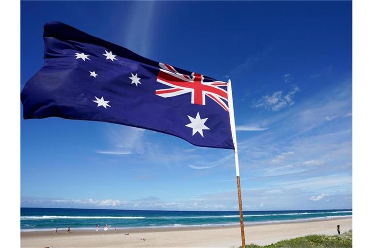 Eine australische Flagge weht am Main Beach in Gold Coast. Foto: Dave Hunt/AAP/dpa