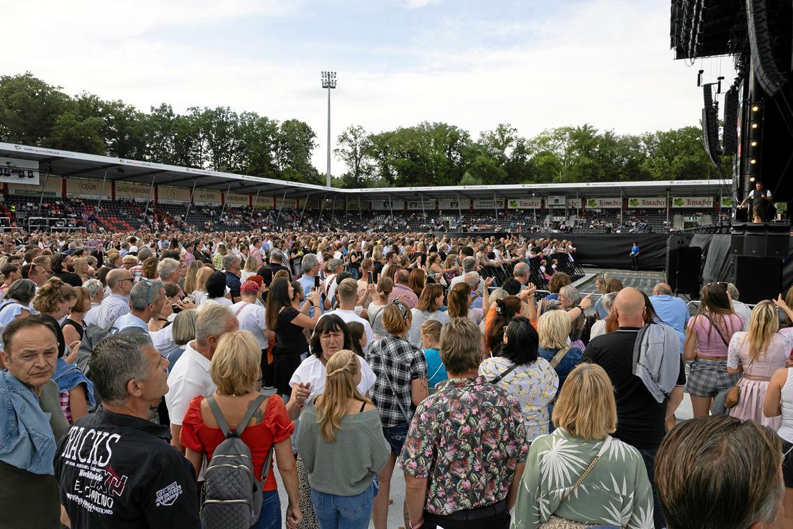 Eine ausverkaufte Arena an einem lauen Sommerabend: Beste Bedingungen für das Ko...