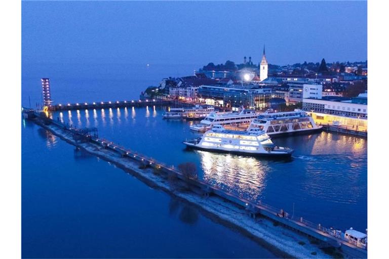 Eine Autofähre fährt in Friedrichshafen aus dem Hafen. Foto: Felix Kästle/Archivbild