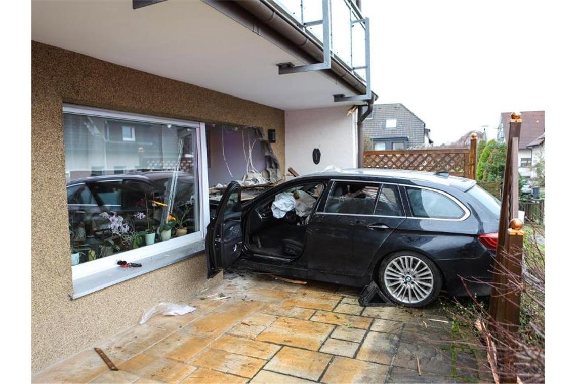 58-Jährige kracht mit Auto durch Hauswand Eine Autofahrerin hat in Hagen erheblichen Schaden verursacht. Foto: Alex Talash/dpa