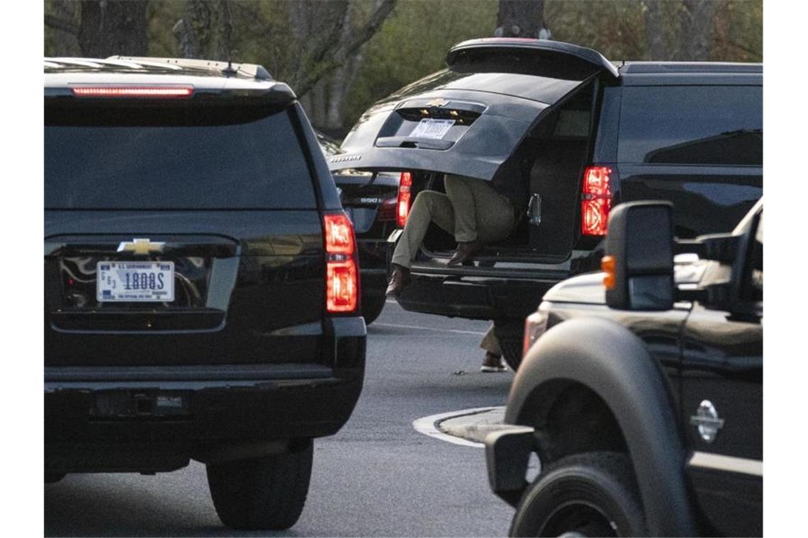 Eine Autokolonne mit Joe Biden an Bord trifft bei Orthopädie-Spezialisten in Delaware ein. Biden hat sich beim Spielen mit seinem Schäferhund eine leichte Verletzung zugezogen. Foto: Carolyn Kaster/AP/dpa