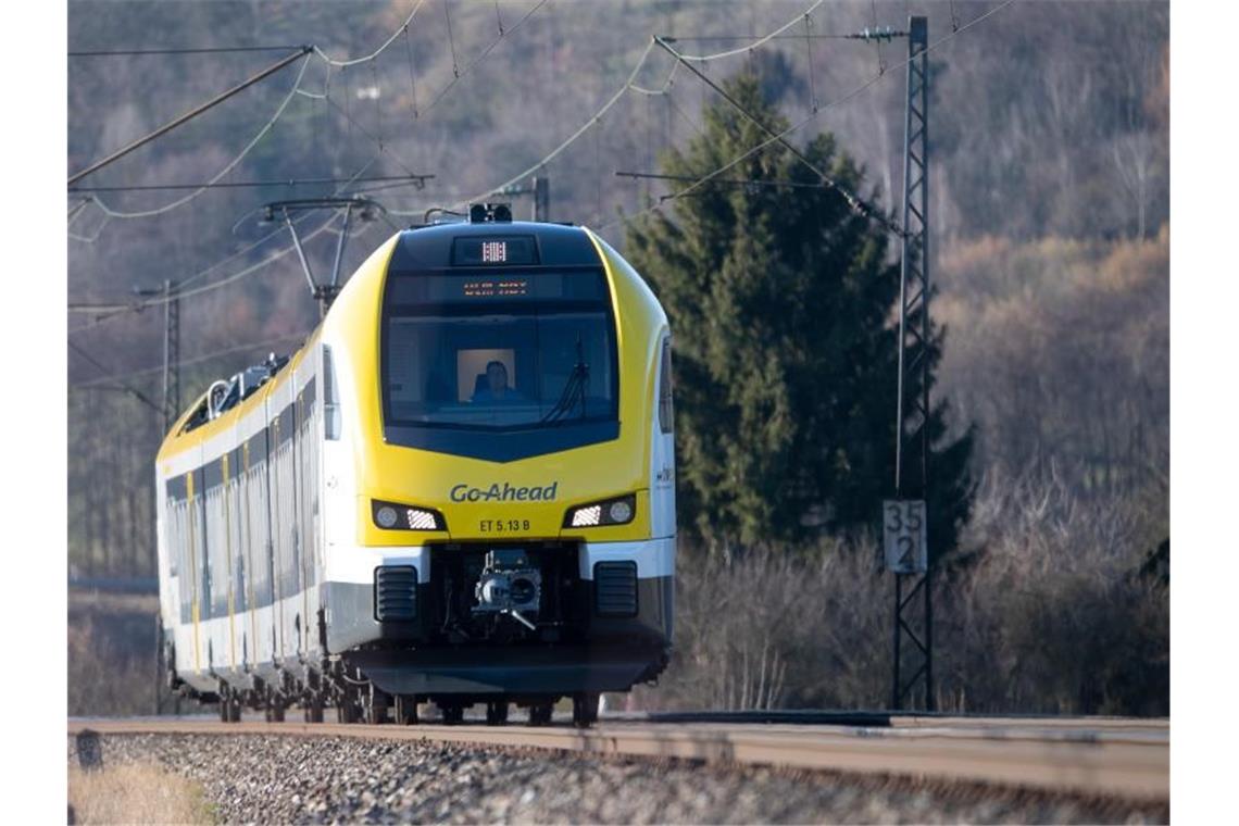 Region um Filstalbahn wird besser angebunden Eine Bahn fährt auf der Filstalbahnstrecke. Foto: Sebastian Gollnow/dpa/Archivbild
