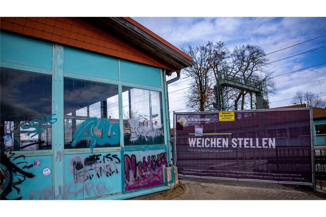 Eine Bahnbaustelle in Karstädt in Brandenburg. Nach Berechnung des Ifo-Instituts floss 2025 ein großer Teil der für Investitionen in die Infrastruktur vorgesehenen Milliardenschulden des Bundes in das Stopfen von Haushaltslöchern. (Archivbild)