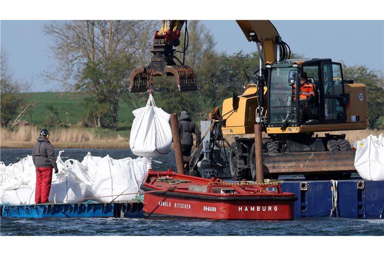 Eine Barriere aus großen Sandsäcken soll das Walverhalten beeinflussen.