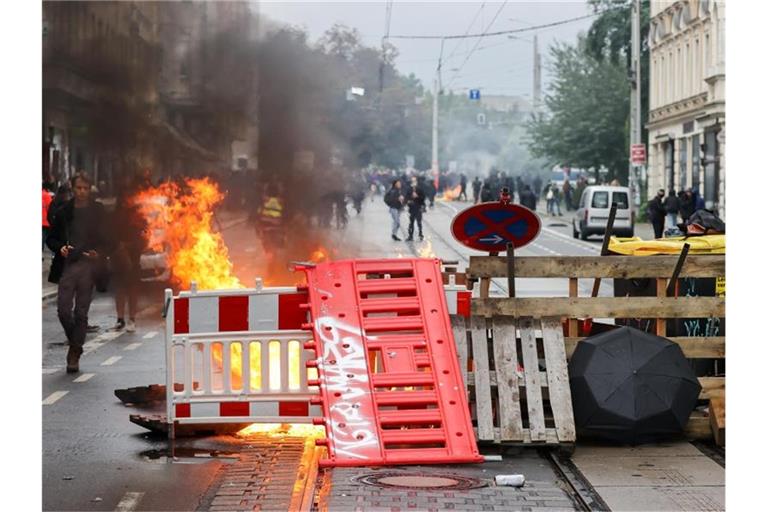 Eine Barrikade brennt in Leipzig. Nach Ende einer linken Demonstration war es zu Ausschreitungen gekommen. Foto: Jan Woitas/dpa-Zentralbild/dpa