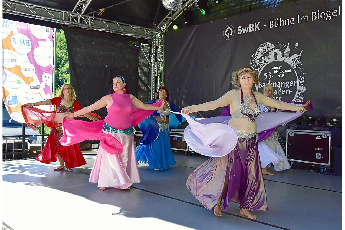 Eine Bauchtanzgruppe auf der Bühne im Biegel.