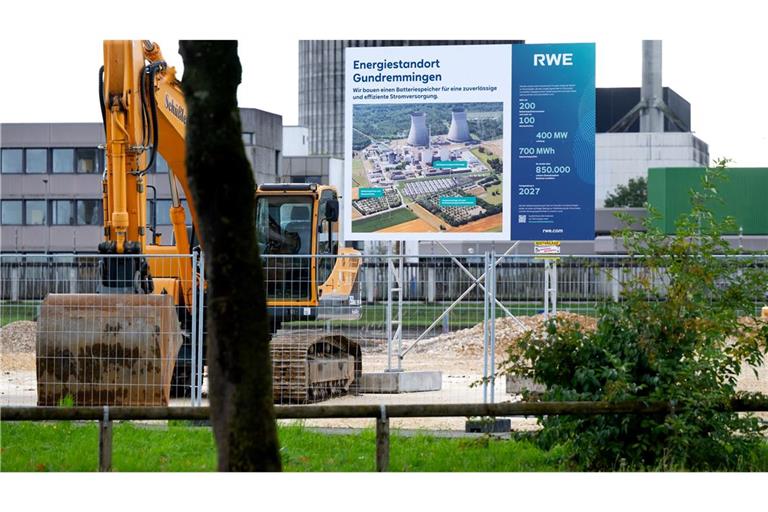 RWE beginnt Bau des größten Batteriespeichers in Deutschland Eine Bautafel informiert in Gundremmingen über den Energiestandort. (Archivbild)