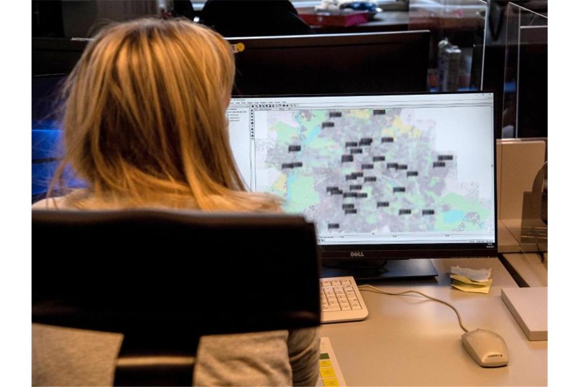 Großrazzia gegen Verbreiter von Kinderpornografie in Berlin Eine Beamtin der Berliner Polizei in der Dienststelle des Landeskriminalamtes (LKA) in der Keithstraße. Foto: Paul Zinken/dpa-Zentralbild/dpa