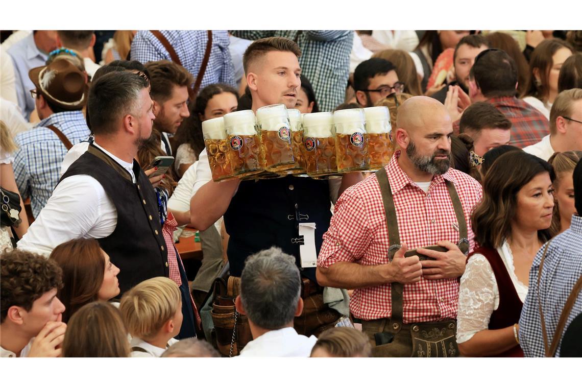 190. Oktoberfest: "Gegen die Krisen der Welt" Eine Bedienung schleppt Maßkrüge durch ein Wiesn-Festzelt.