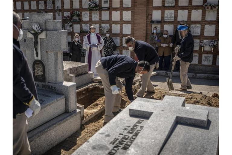 Eine Beerdigung in Madrid. Foto: Olmo Calvo/AP/dpa/Archiv