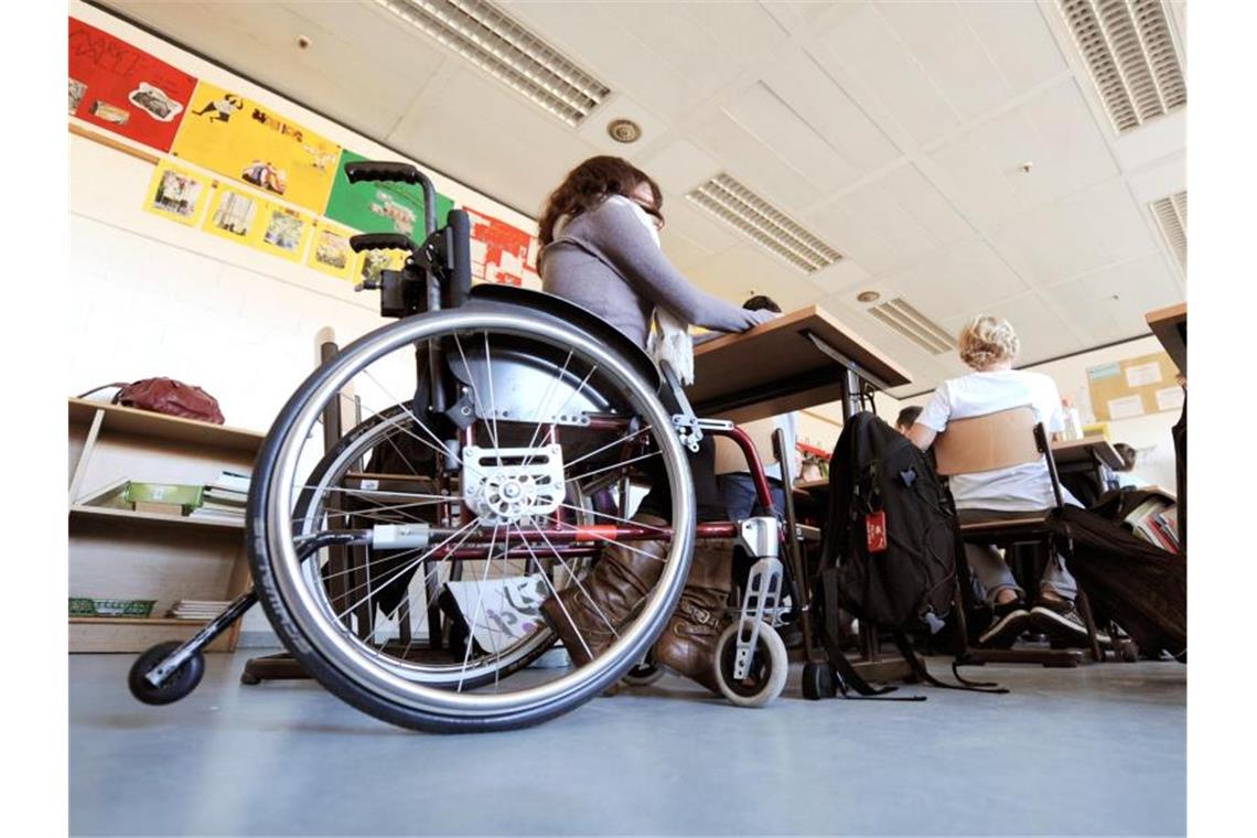 Lehrer fühlen sich mit behinderten Kindern alleingelassen Eine behinderte Schülerin sitzt in ihrem Rollstuhl im Klassenraum einer Integrierten Schule. Foto: Holger Hollemann/Archiv