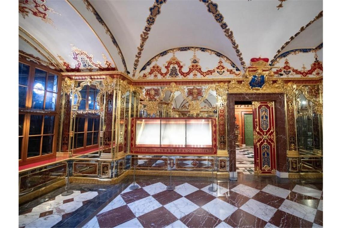 Ein dreister Coup - Juwelendiebstahl von Dresden vor Gericht Eine bei dem Einbruch beschädigte Vitrine im Juwelenzimmer im Historischen Grünen Gewölbe. (Archivbild). Foto: Sebastian Kahnert/dpa-Zentralbild/dpa