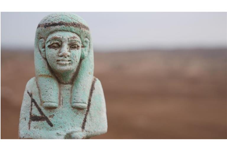 Eine bei einer Grabung im ägyptischen Tanis gefundene, kleine Figur ist zu sehen, nachdem sie gereinigt wurde. Rund 200 kleine grünliche Figuren haben Archäologen in der nordägyptischen Stätte Tanis kürzlich gefunden.