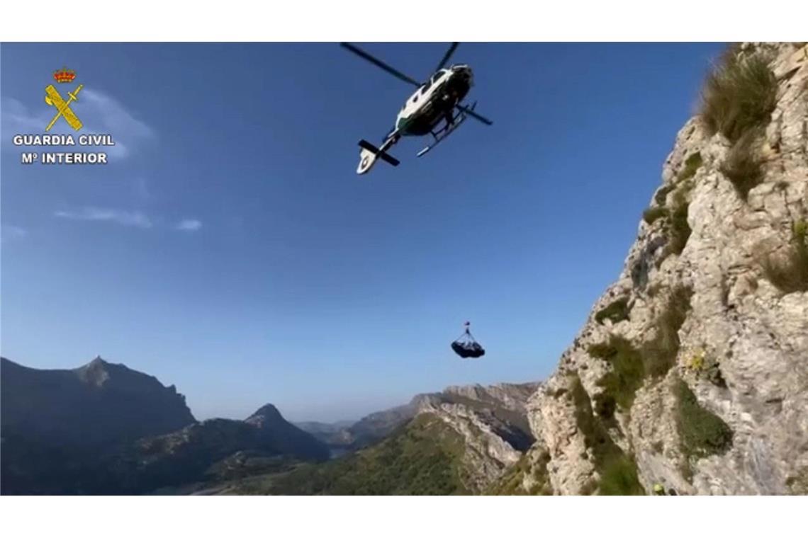 Deutsche stürzt beim Wandern auf Mallorca in den Tod Eine beim Wandern auf Mallorca tödlich verunglückte Deutsche wird mit Hilfe eines Hubschraubers aus unwegsamem Gelände geborgen.