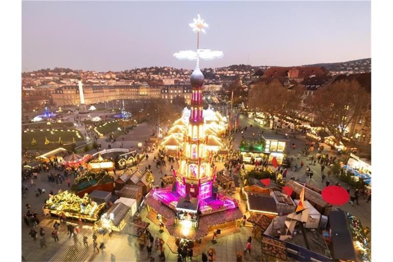 Eine beleuchtete Pyramide steht auf dem Stuttgarter Weihnachtsmarkt. Foto: Bernd Weissbrod/dpa/Archivbild