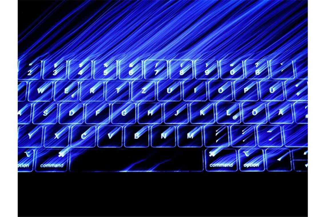 Eine beleuchtete Tastatur eines Macbooks, aufgenommen aus der Bewegung mit längerer Belichtungszeit. Foto: Mohssen Assanimoghaddam/dpa/Archivbild