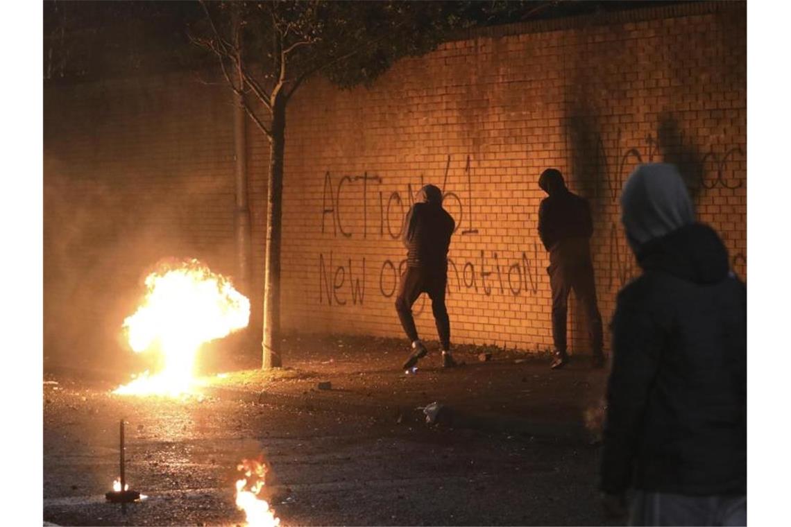 Eine Benzinbombe wurde über die Friedensmauer in West Belfast geworfen. In der britischen Provinz Nordirland kam es erneut zu Krawallen. Foto: Peter Morrison/AP/dpa