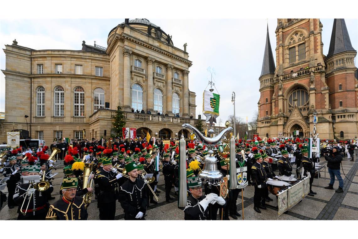 Eine Bergparade läutet in Chemnitz das Kulturhauptstadt-Finale ein.