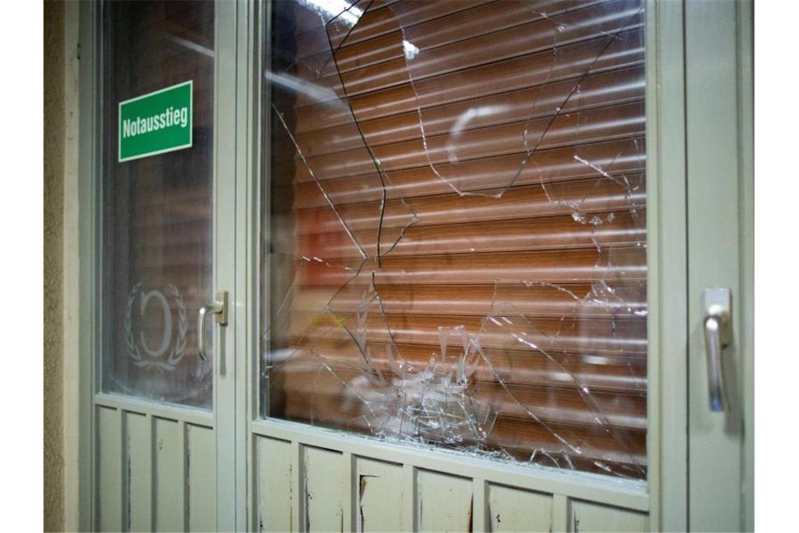 Eine beschädigte Fensterscheibe eines türkischen Cafes. Foto: Marcel Kusch/dpa