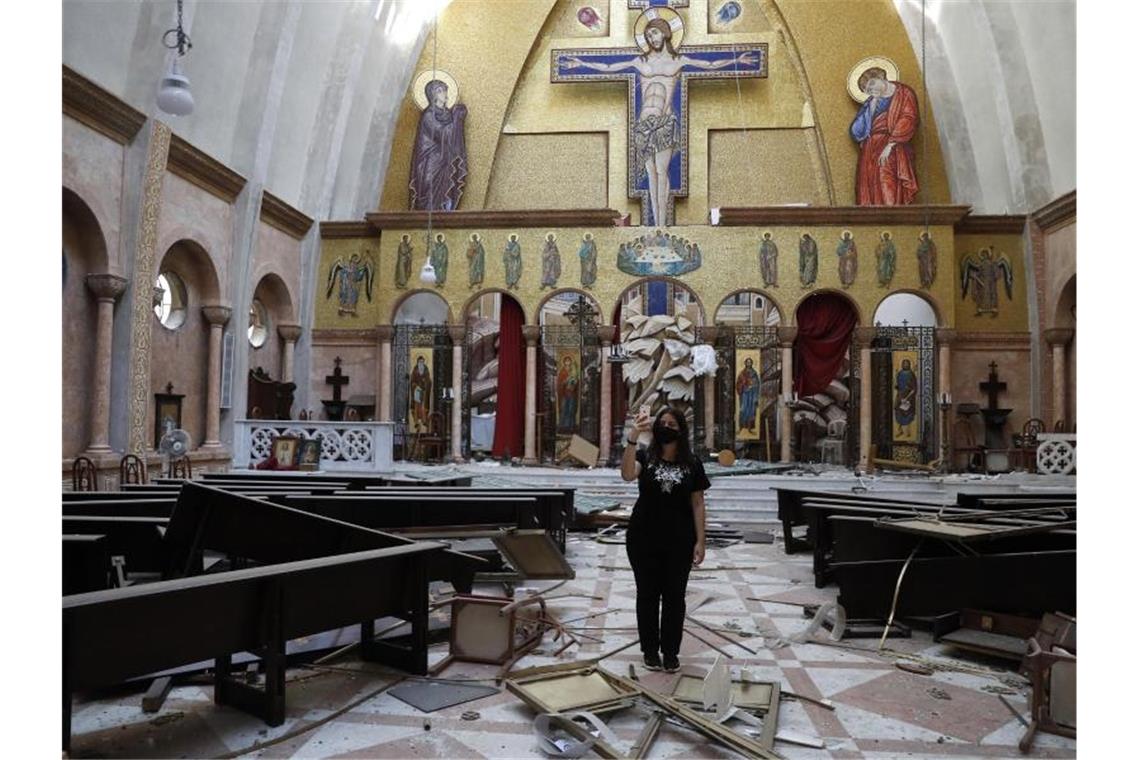 Eine beschädigte Kirche nahe dem Explosionsort. Foto: Hussein Malla/AP/dpa