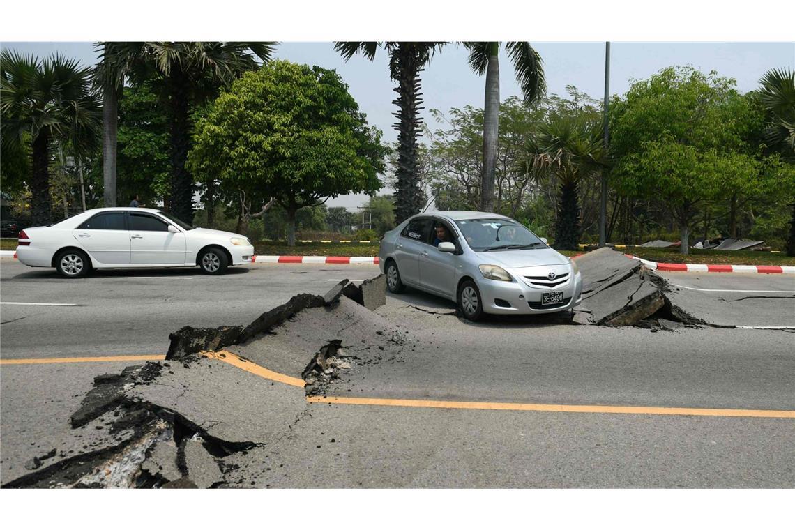 Zahlreiche Opfer in Myanmars Hauptstadt Eine beschädigte Straße in Naypyidaw.