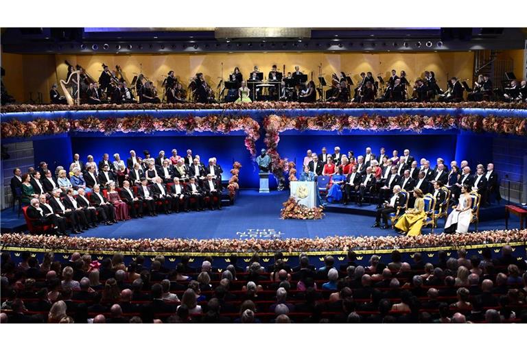 Eine besondere Feier für die Nobelpreisträger, die auf der Bühne aufgereiht in der vorderen linken Reihe sitzen.