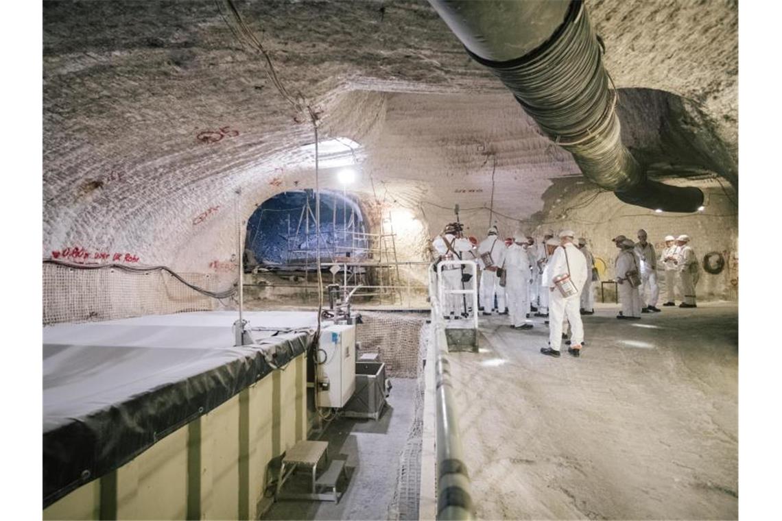 Zwischenlager-Streit: Zukunft des Asse-Mülls unklar Eine Besuchergruppe steht im Atommülllager Asse neben einem Sammelbecken für radioaktiv belastete Lauge. (Archivbild). Foto: Ole Spata/Ole Spata