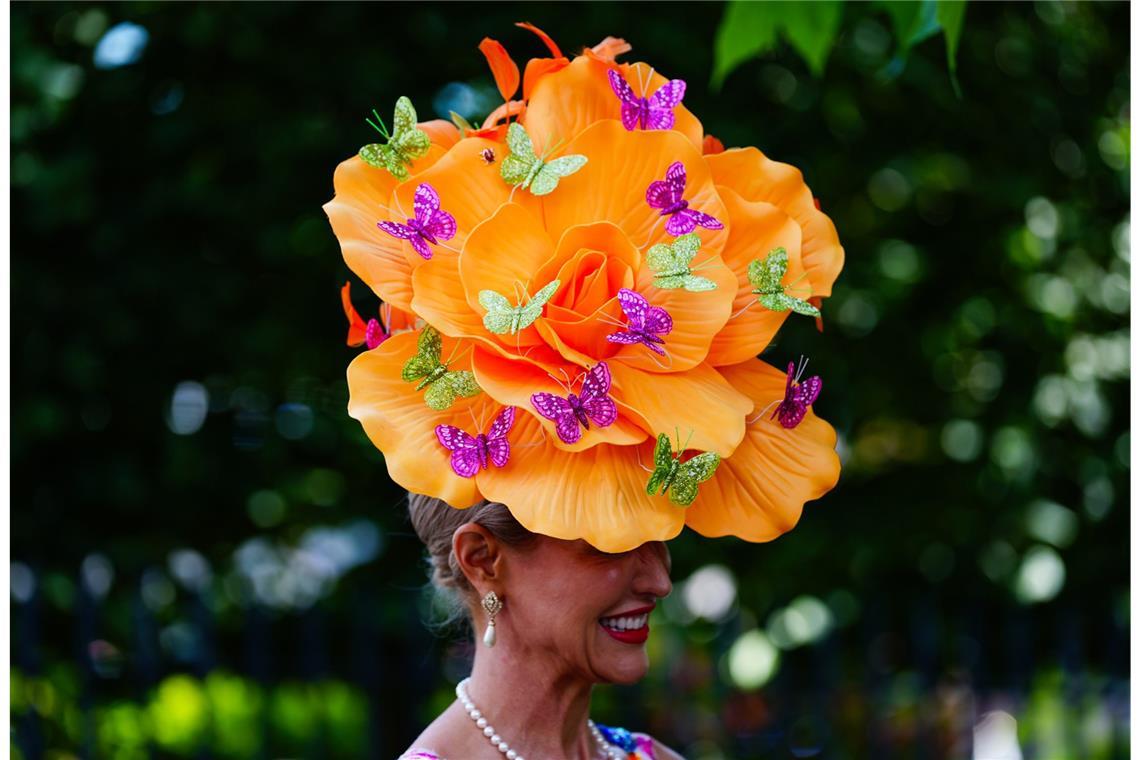 Eine Besucherin am ersten Tag des Royal Ascot auf der Pferderennbahn von Ascot.