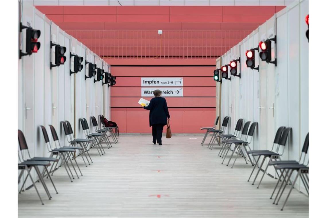 Eine Besucherin des Tübinger Impfzentrums geht zur Impfung. Foto: Marijan Murat/dpa